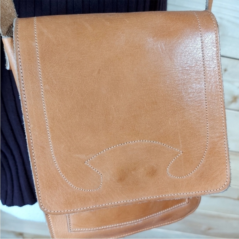 Vintage Tan Leather Crossbody Bag with Flap Closure - Picture 4 of 13